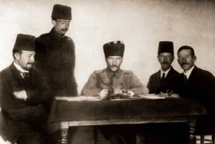Erzurumda Çekilen Bu Fotoğrafta Atatürkün Yanındaki 4 Kişiyi Merak Ediyor Musunuz?