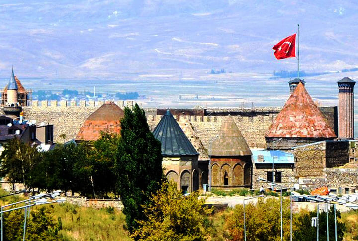 Bir Bakışta Tarihi Şehir Erzurumda 6 Kümbet