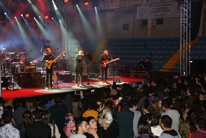 Türkiyenin Efsane Grubu MFÖ Erzurumda Unutulmaz Bir Konser Verdi
