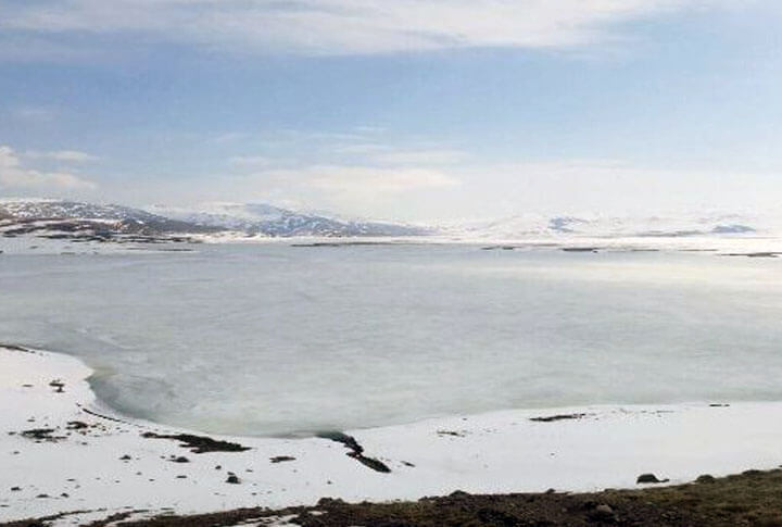 Erzurumda Çat Baraj Göleti Nisan Ayında Buz Tuttu