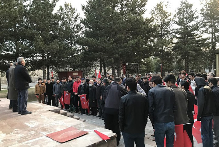 Erzurumlular, Ellerinde Türk Bayrakları ile Karskapı Şehitliğine Yürüdüler
