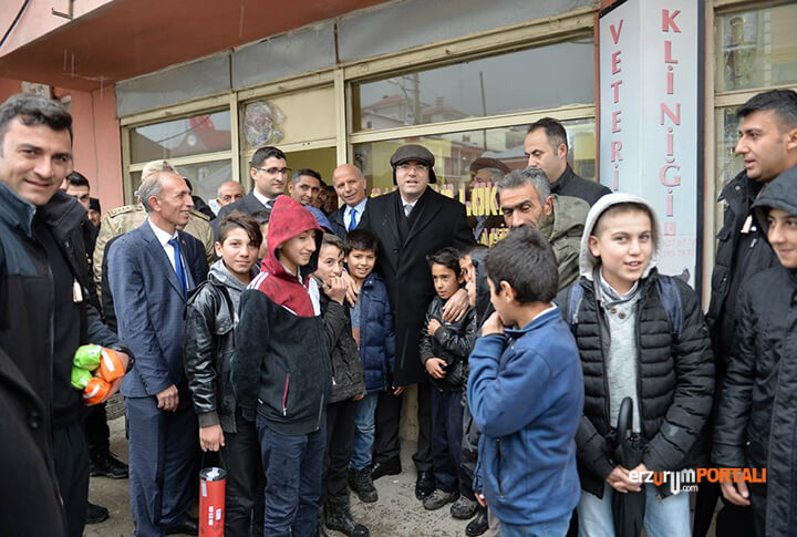 Samimiyetin Vucut Bulmuş Hali Erzurum Valisi Sahada!