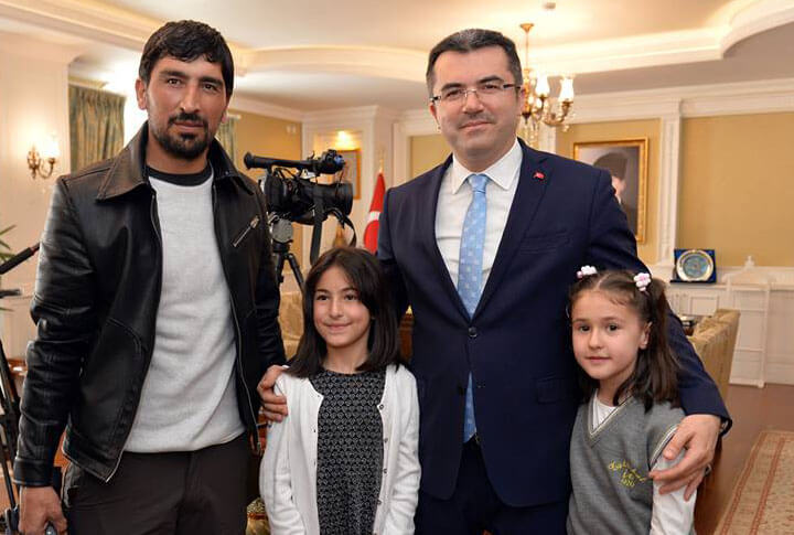 Erzurum Valisi Okay Memiş makam koltuğunu iki çocuğa birden devretti
