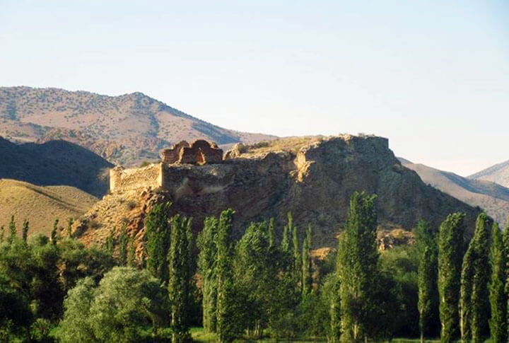 Erzurum İriağaç (Pernek) Oğlan ve Kız Kalesi