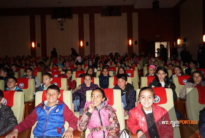 Erzurumlu minikler tiyatroda