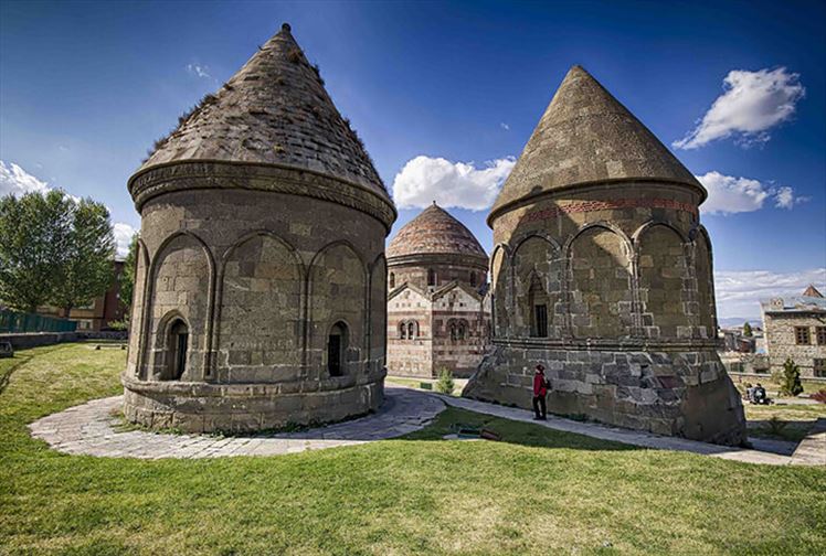 Anadolu'nun En Eski Anıt Mezarları Üç Kümbetler