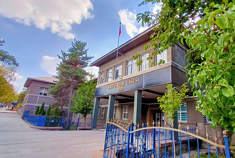 Bir Çok Ünlünün Mezun Olduğu Erzurum Lisesi!