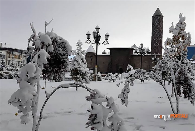 Erzurum'a Lapa Lapa Kar Yağdı!