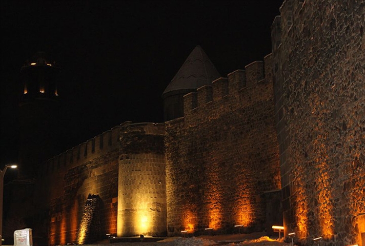 Erzurum'un Asırlık Tarihi Kalesi Işıklandırıldı!