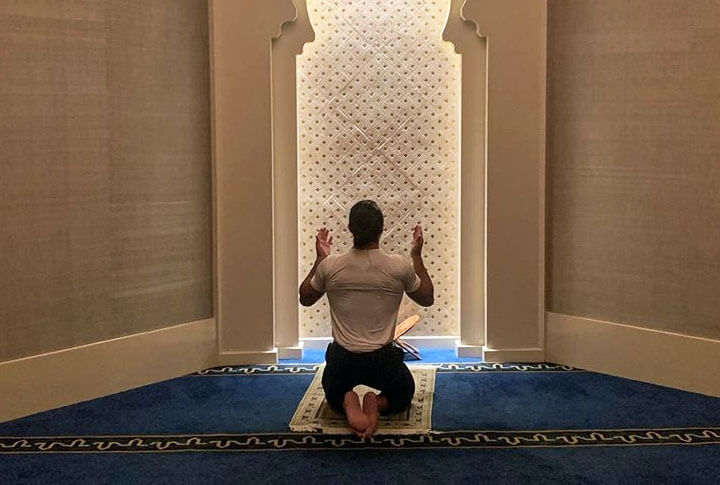 Erzurumlu Ünlüden Camide Dua Ederken Çekilen Yılın İlk Fotoğrafı
