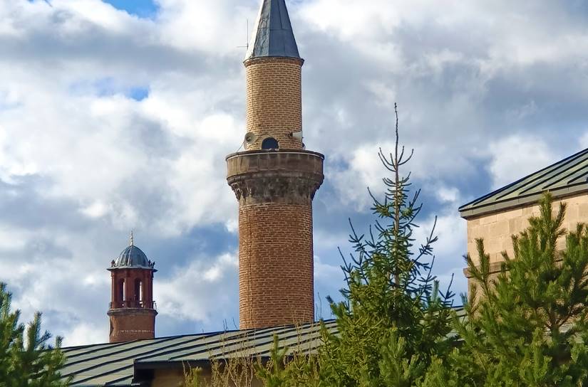 Erzurumda Bulunan Tarihi Camii ve Medreseleri Biliyor Musunuz? İşte Tarihi Cami ve Medreseler!