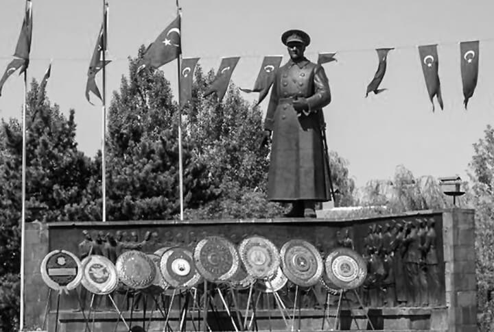 Türkiyede Örneği Olmayan Havuzbaşı Atatürk Anıtı Kaç Yılında Yapıldı?