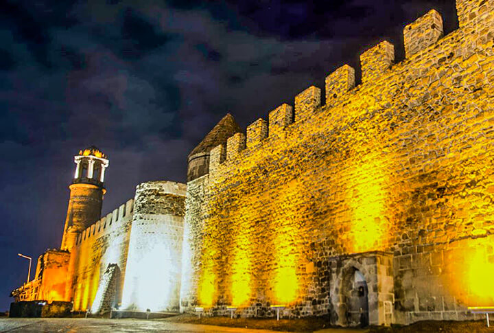 Erzurum'un Asırlık Tarihi Kalesi Işıklandırıldı! Beğendiniz Mi?