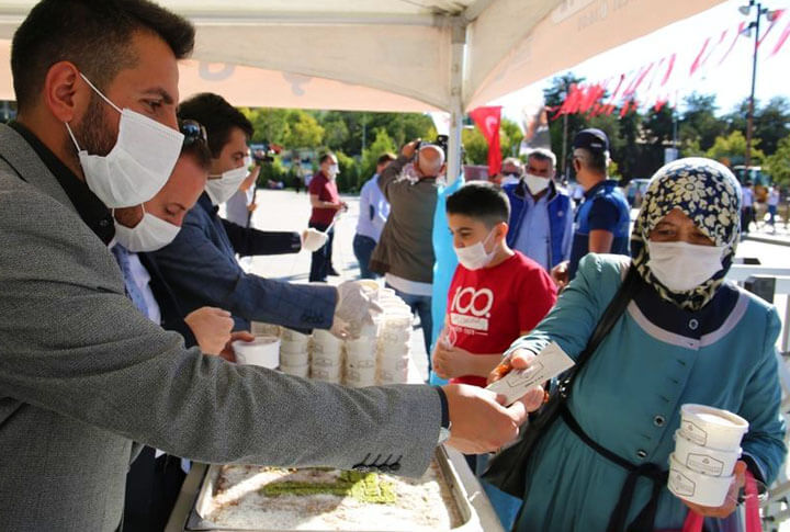 Koronavirüs Salgınına Karşı Önlemler Alındı ve Erzurumda 15 Bin Kişiye Aşure İkramı Yapıldı!