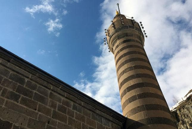 Sade Bir Mimariye Sahip Hınıs Ulu Cami