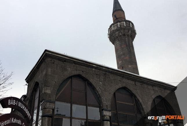 Küçük Ölçekli ve Son Derece Uyumlu Pervizoğlu Camii