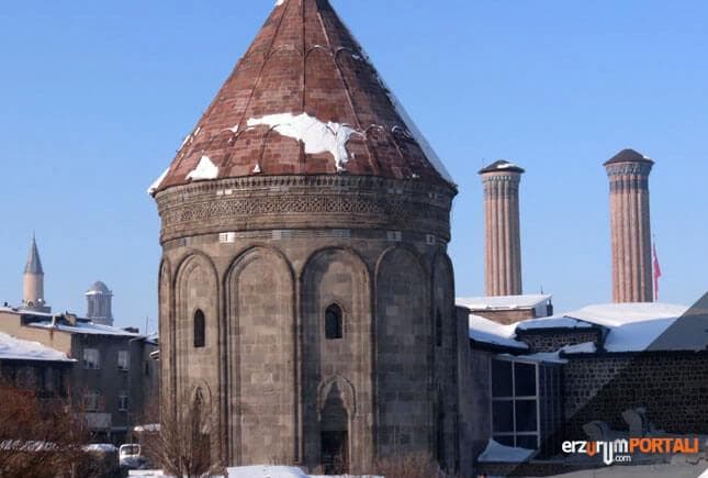 Çifte Minareli Medrese İçindeki Kümbet