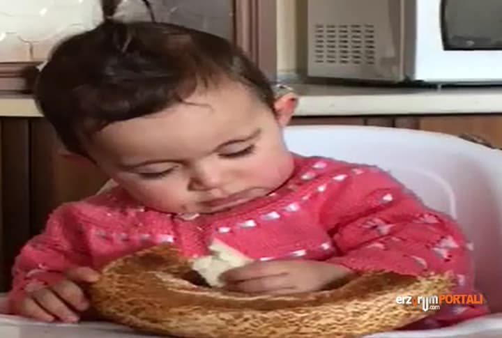 Uykucu Şirin Simitten Vazgeçemiyor!
