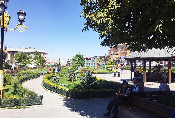 Bir Zamanlar Burada İçerisinde Kayıkların Bulunduğu Havuzlu Park Vardı!