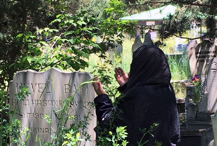 Bayram Namazının Ardından Başlayan Kabir Ziyaretleri