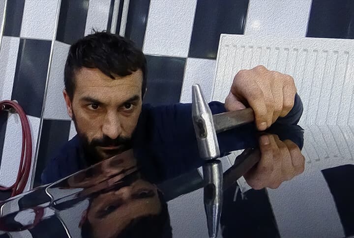 Araçlarda, Boyasız Göçük Tamirini, Çekiç ile Ritim Tutup Yapan Usta!