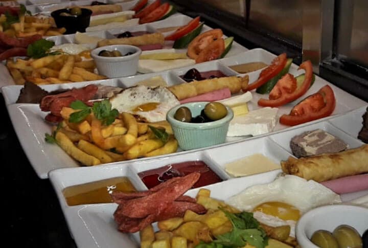 Güne Clup Pide Kahvaltı Tabağı ve Menemen İle Zinde Başlayın