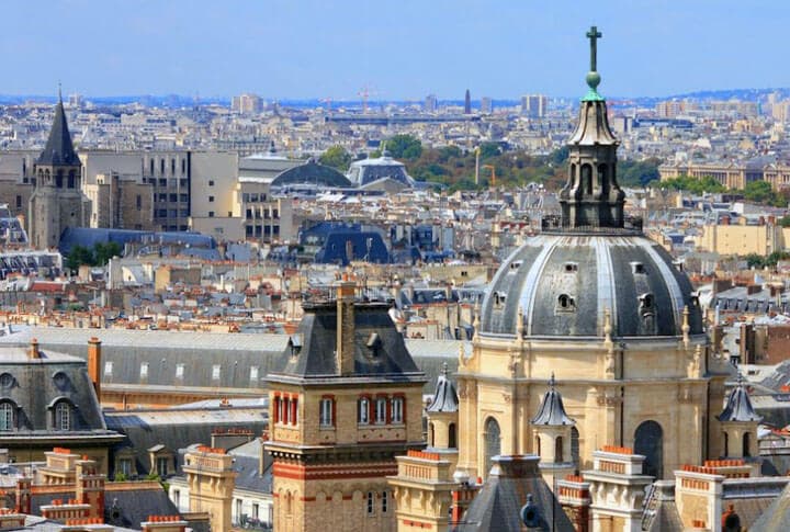 Paris Sorbonne Üniversitesi'nde Türk Bayrağını Dalgalandıran Erzurumlu