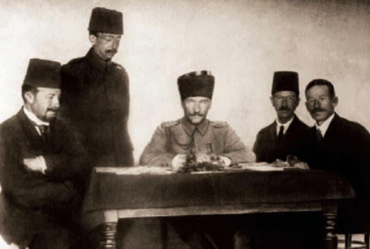 Erzurum'da Çekilen Bu Fotoğrafta Atatürk'ün Yanındaki 4 Kişiyi Merak Ediyor Musunuz?
