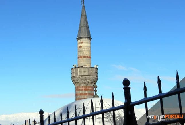 Benzersiz Ahşap İşçiliği ile Kurşunlu Cami