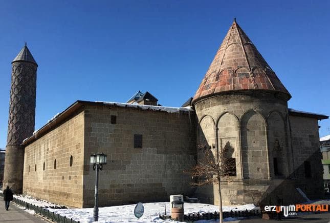 Yakutiye Medresesi İçindeki Kümbet