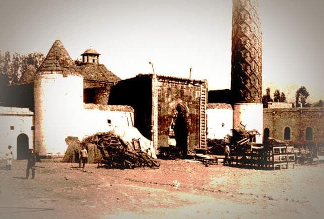 Osmanlıdan Günümüze 15 Fotoğraf İle 700 Yıllık Yakutiye Medresesi
