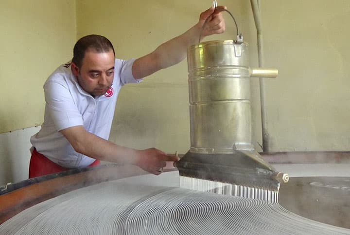 Türkiye'de Birkaç Taneler! Erzurum'da Ramazan'ın Olmasa Olmazı Tel Kadayıfı Onlar Üretiyor!