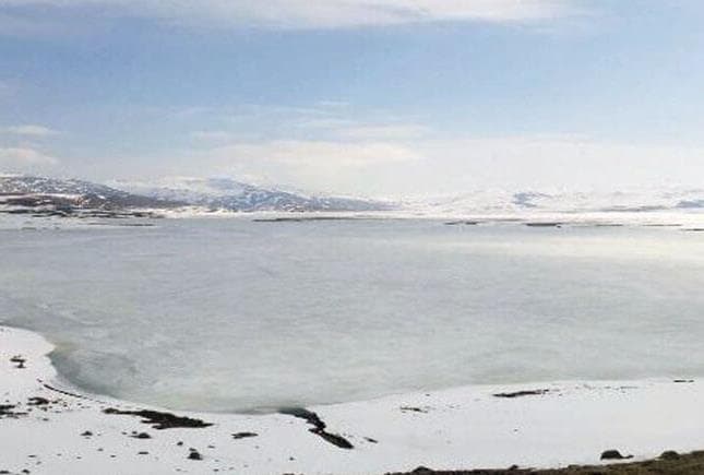 Erzurum'da Çat Baraj Göleti Nisan Ayında Buz Tuttu