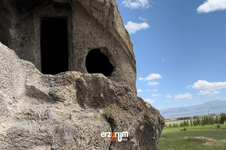 Kalor Tepesi ve Kaya Mezarlığı