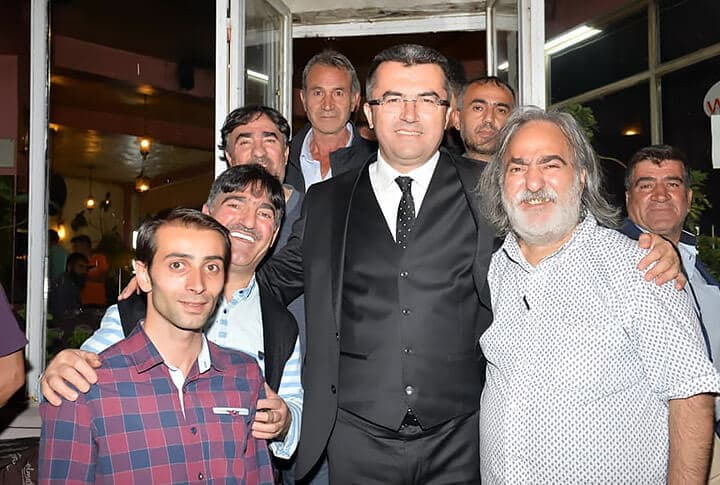 Vali Mesai Sonrası Temelli Kırathanesinde Çay İçti Nihat Amca İle Sohbete Daldı!