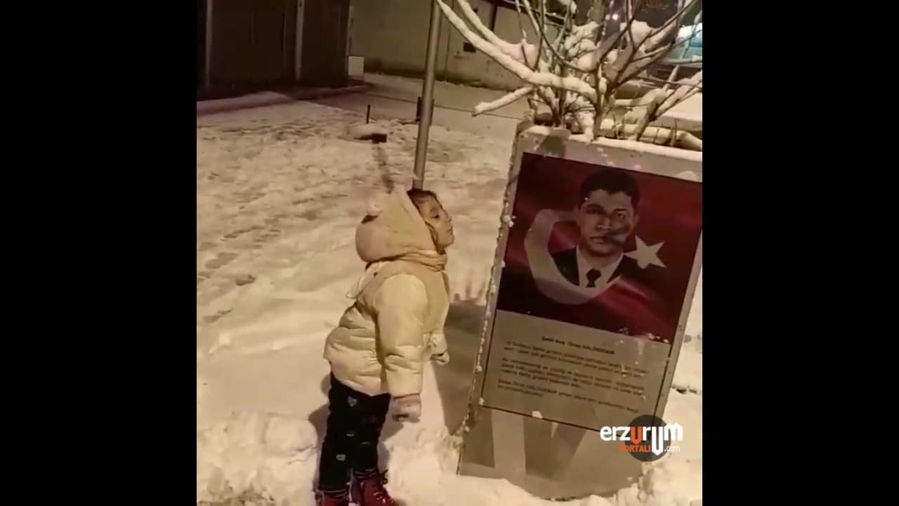Minik Kız, Şehidi Gördü İstiklal Marşı Okumaya Başladı!