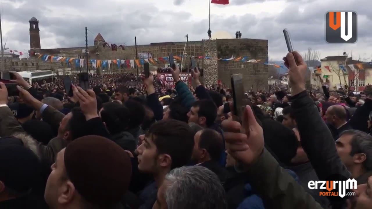 Cumhurbaşkanı Erdoğan ve 10 Binler Erzurumlu Şehit Kır İçin Saf Tuttu