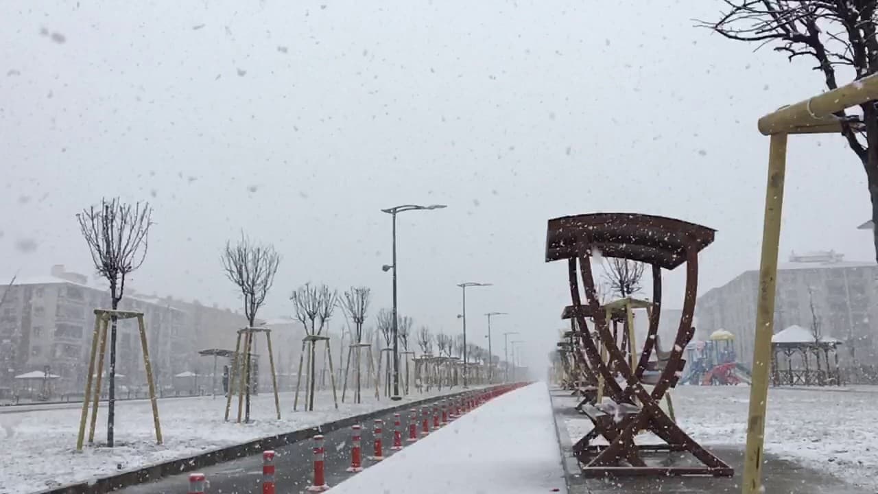 Erzurum'da Nisan Ayında Kar Yağışı
