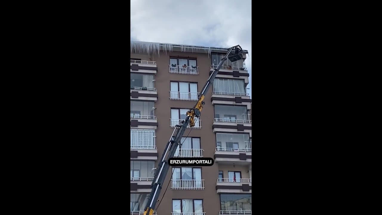 Erzurum'da Çatıda Buz Kırma!
