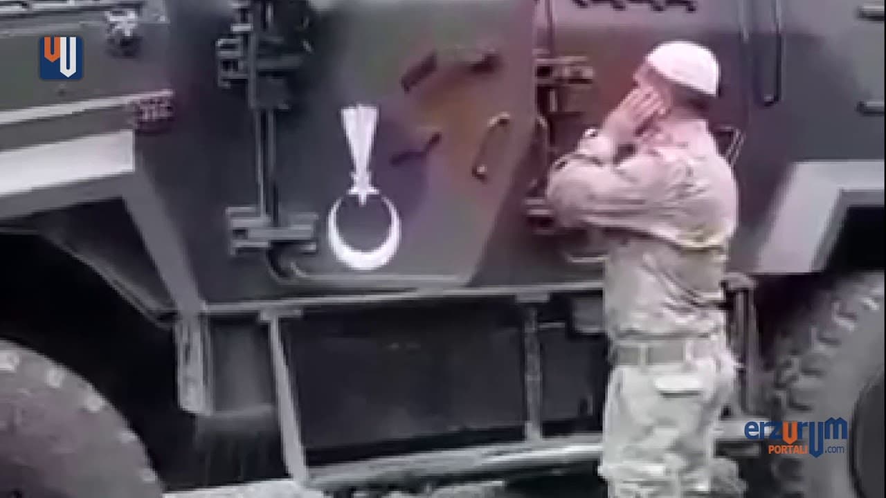Mehmetçik Sınırın Sıfır Noktasında Akrep'ten Ezan Okuyor