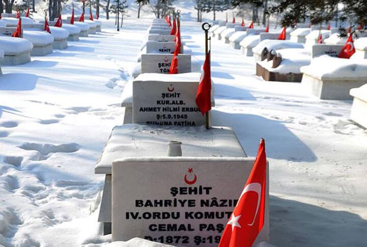 İttihat ve Terakki Cemiyeti Önderlerinden Cemal Paşa'nın Karskapı Şehitliği'nde Yattığını Biliyor