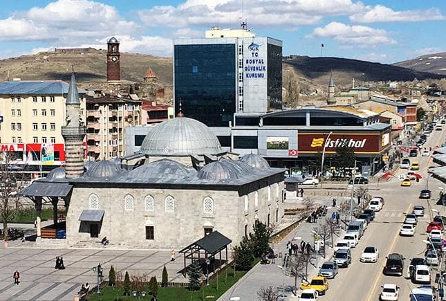 Tarihin Oltu Taşı Tespih Taneleri Gibi Cumhuriyet Caddesine Dizildiği Şehr-i Erzurum