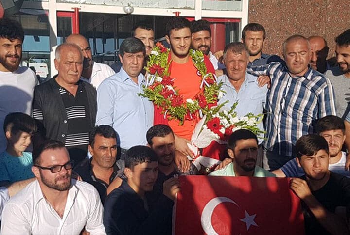 Dünya Üçüncüsüne Çoşkulu Karşılama