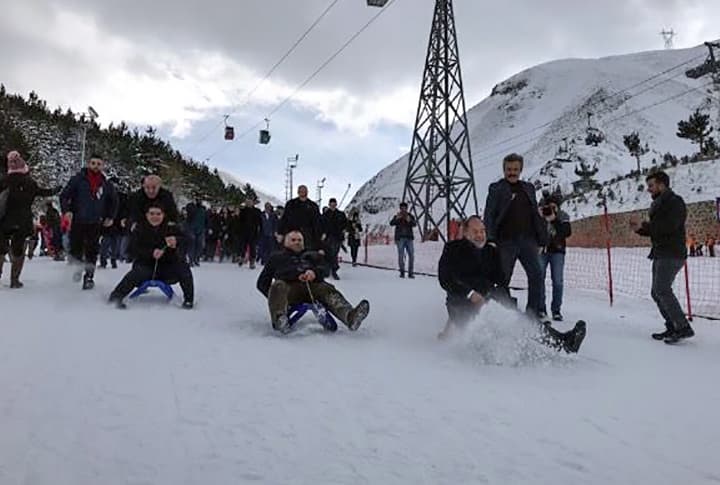 Gençlik Buluşmasında Eski Sağlık Bakanı Akdağ Kızağı Görünce Dayanamadı!