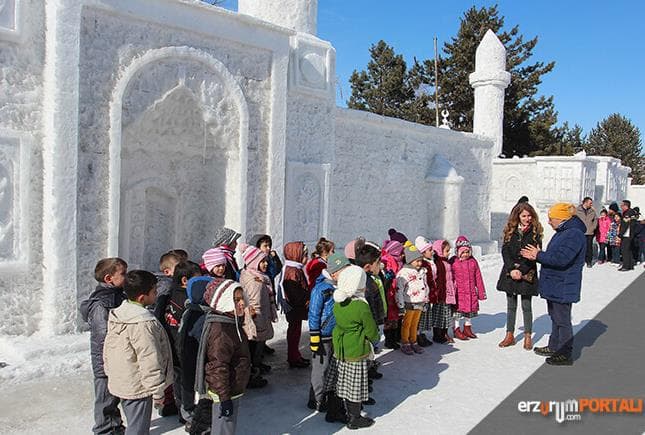 Minikler EYOF Sokağında, 'Her Yer Donmuş'