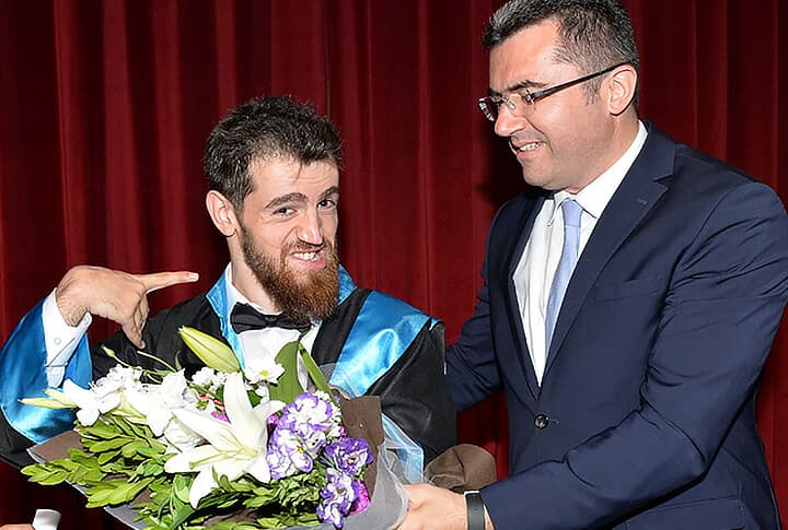 Vali Memis, Sol Ayagi ile Resmini Yapan Yusuf'un Mezuniyet Töreninde!