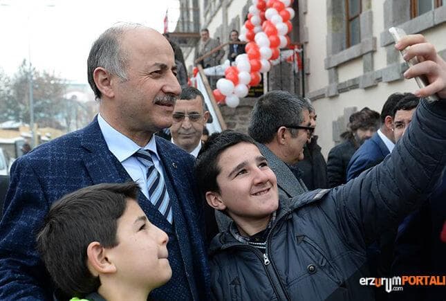 Karne Sonrası Vali İle Selfi