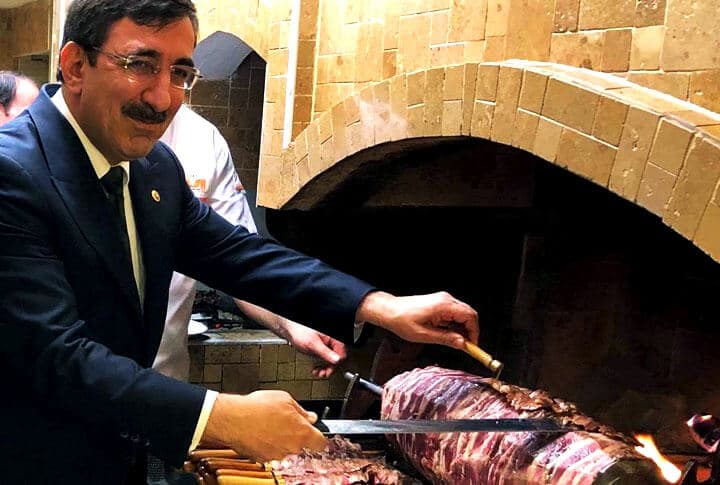 Eski Bakan Cağ Kebap Kesti!