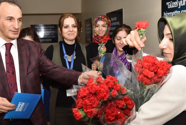Başkandan Kadın Çalışanlara Karanfil
