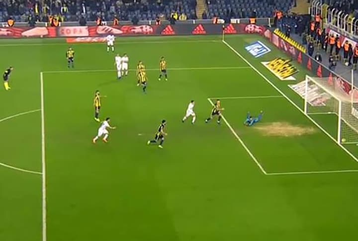 B.B. Erzurumspor Fenerbahçe'yi Kümeye İtti!